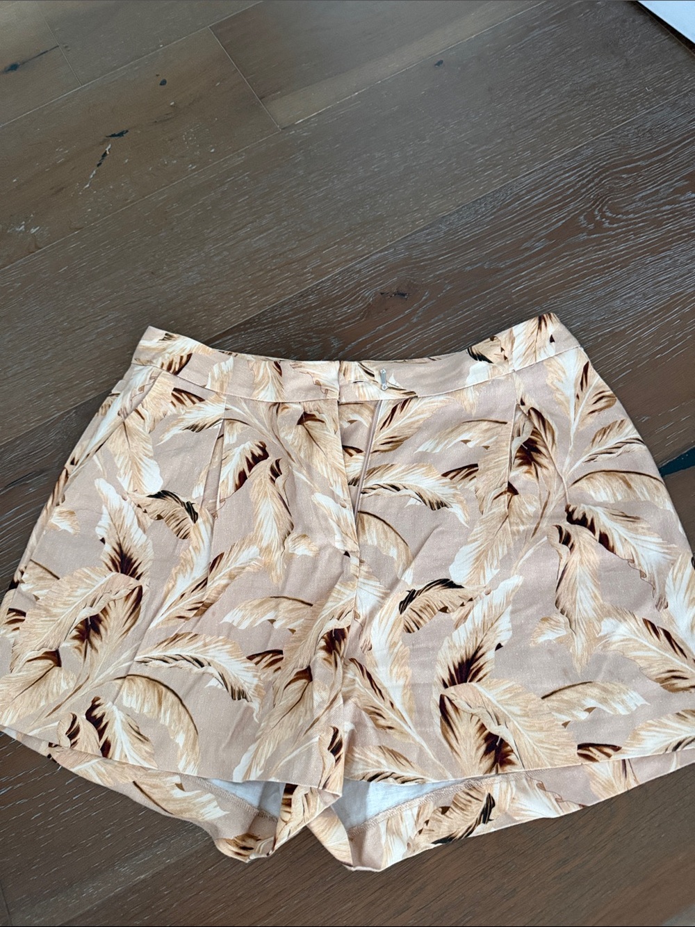 L'AGENCE Beige Feather-Print Women's Skorts